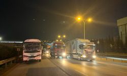 TEM Kocaeli geçişinde servis minibüsü ile TIR çarpıştı