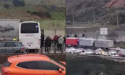 Servis minibüsü park halindeki tıra çarptı