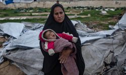 Gazze’de bir bebek donarak can verdi