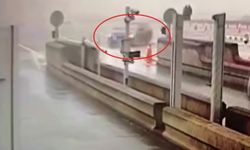 İstanbul'da çakarlı araç bariyerlere çarptı