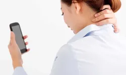 Uzun süreli bilgisayar kullanımı ve akıllı telefonlar boyun fıtığı sebebi