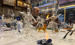 25 yıldır camlara üfleyerek şekil veriyor