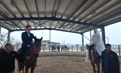 Genç çift at üstünde dünya evine girdi!