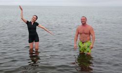 Kış ortasında Van Gölü'nde yüzme akımı başlattılar