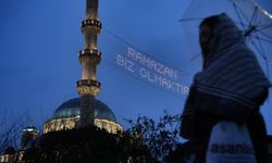 Ramazan ayının müjdecisi mahyalar İstanbul'da yandı