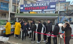 Balıkçı Kenan 3 tır hamsiyi ücretsiz dağıttı