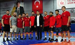 Mesut Özil’den Güreş Milli Takımı'na ziyaret