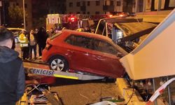 Üsküdar'da kontrolden çıkan otomobil iş yerine daldı