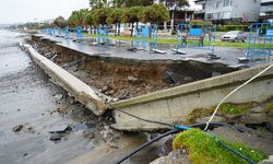 Dev dalgalar sahili yıktı geçti