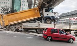 Tıra yüklenmiş hafriyat kamyonu üst geçide çarptı