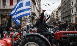 Atina’da çiftçilerden traktörlü protesto