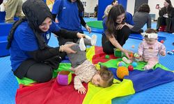 Pendik'te anne ve bebekler birlikte spor yapıyor