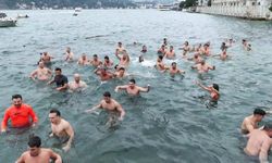 Kansere dikkat için 100 kişiyle denize girdiler