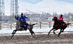 Çamurlu sahada bata çıka cirit