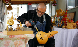 Emekli öğretmen su kabağına yaptığı sanatla hayat buldu!