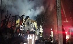 Alevli gece! 2 katlı bina yandı