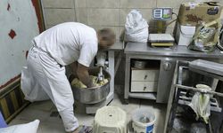 Hamuru ayağıyla çiğnerken zabıtaya yakalandı