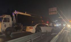 Bakırköy'de otomobil bariyerlere çarptı: 2 yaralı