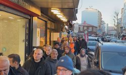 Beyoğlu'nda ilk iftar öncesi pide kuyruğu