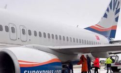 Kalkışa hazırlanan uçağın iniş takımları kırıldı