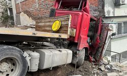 İstanbul'da facia ucuz atlatıldı! Tır binaya çarptı