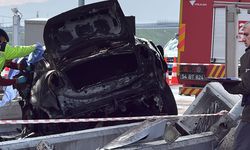 Otoyolda korkunç kaza: Araç gişelere saplandı