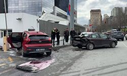 Kontrolden çıkan araç okul duvarına çarptı