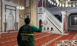 Camiler gül suyu ile temizleniyor