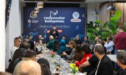 Arnavutköy'de mikrofonlar aynı masada