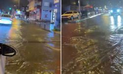Aniden bastıran sağanak yağış caddeyi göle çevirdi