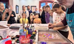 Diplomat çocuklarına İstanbul’da ebru buluşması