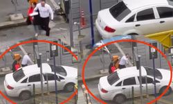 Otomobilin aynasını kırıp aracın üzerine fırlattı