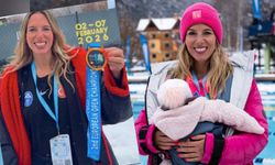 Bir elinde bebeği, diğerinde altın madalya!