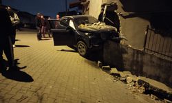 Kontrolden çıkan otomobil, yıktığı istinat duvarında asılı kaldı