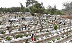 Deprem şehitliğinde hüzünlü bayram