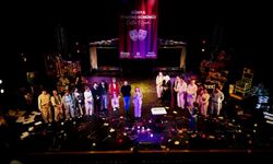 Dünya tiyatro gününde sahne çiçek bahçesine döndü