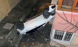 Avcılar’da otomobil bina boşluğuna uçtu