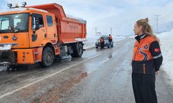Karayollarına kadın eli: En zor şartlarda sahada