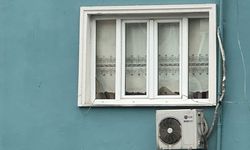 Çöken binalardan fırlayan demirler evlere isabet etti