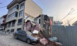 Beşiktaş’ta metruk bina park halindeki aracın üzerine çöktü