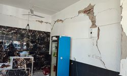 Denizli deprem: Raflar devrildi, duvarlar çatladı