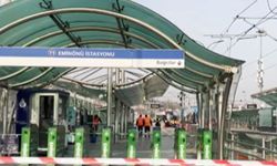 Eminönü’nde tramvay raydan çıktı