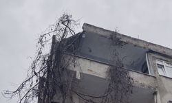 Bağcılar'da 4 katlı binanın çatısı çöktü