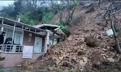 Toprak kayması sonucu tek katlı evde hasar oluştu