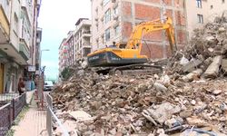 Yıkım sırasında hasar gören 6 katlı bina tahliye edildi