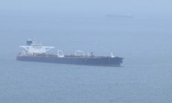 Saldırıya uğrayan petrol tankeri Türkeli Demirleme Sahası'na çekildi