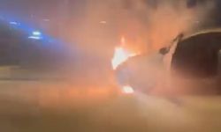 Seyir halindeki otomobil alev alev yandı