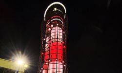 Sabiha Gökçen Havalimanı kulesi kırmızı beyaza büründü