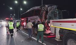 Yolcu otobüsü TIR'a çarptı