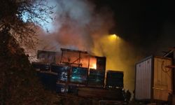 Şantiyede işçilerin kaldığı konteynerlerde yangın